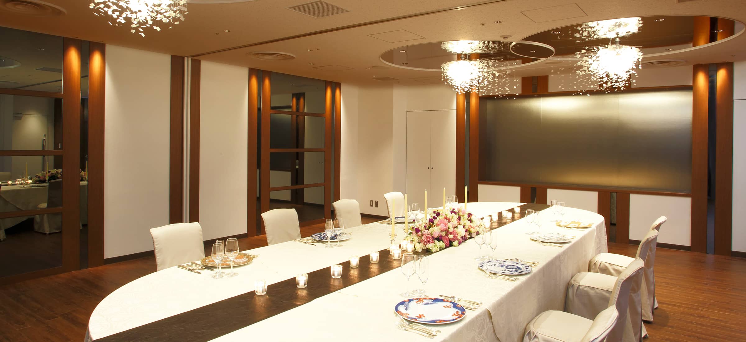 パーティー形式に設営されたホテルの宴会場。