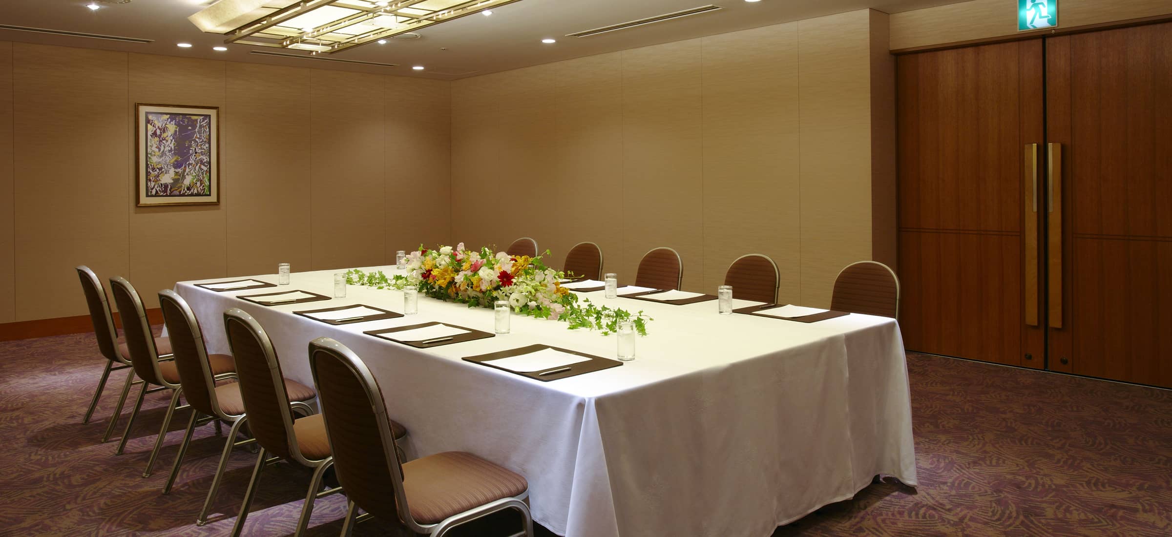 長テーブルが設置された、会議室