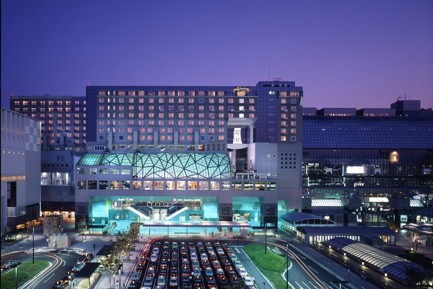 京都駅ビルとホテルグランヴィア京都の夜景