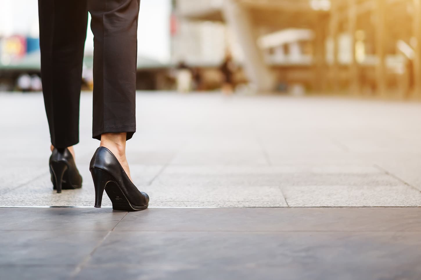 街を歩く女性の足元