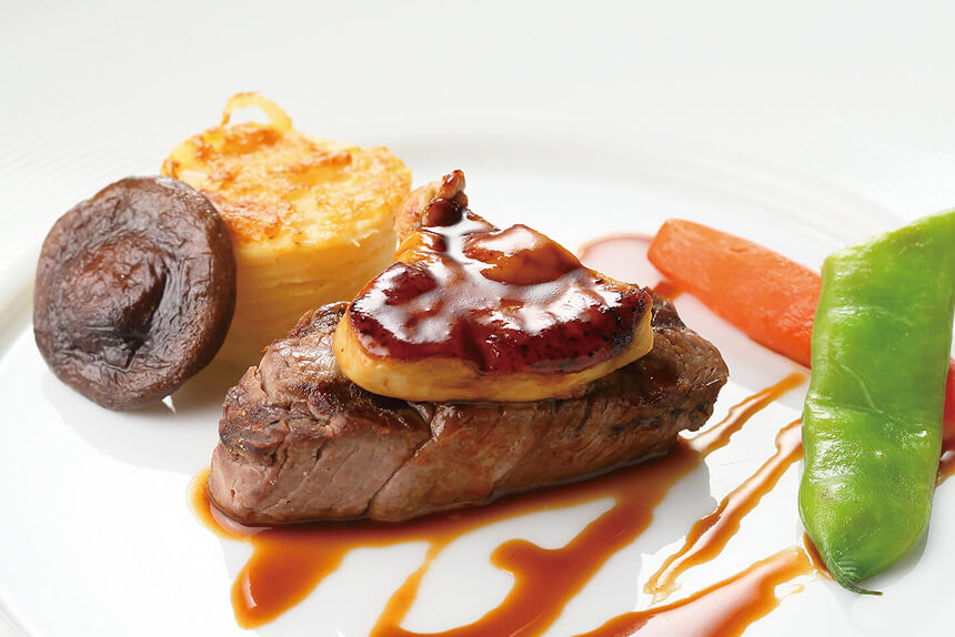 フランス料理のフォアグラのせステーキ。