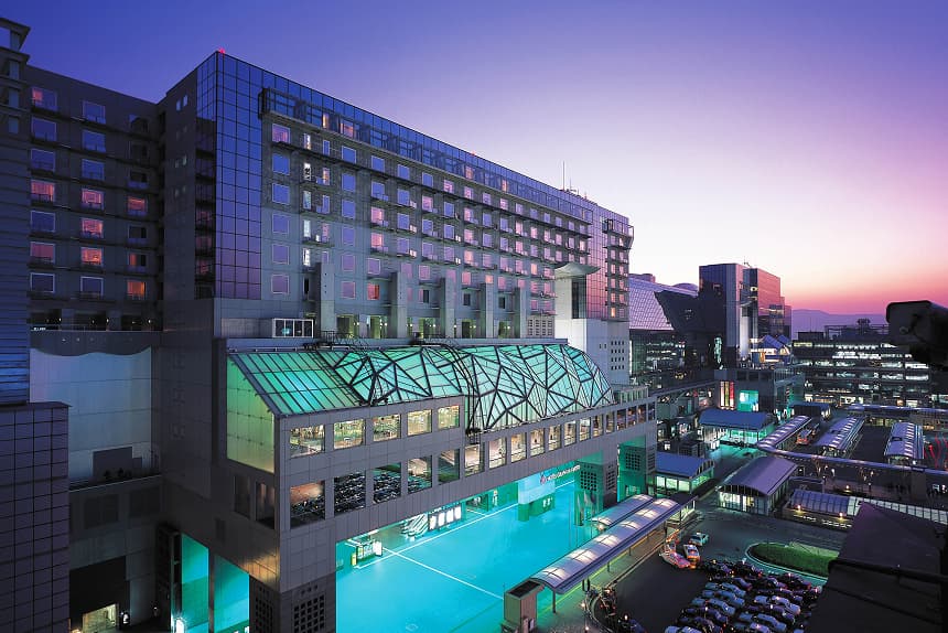 ホテルグランヴィア京都の外観。夕暮れの京都駅に隣接する建物。