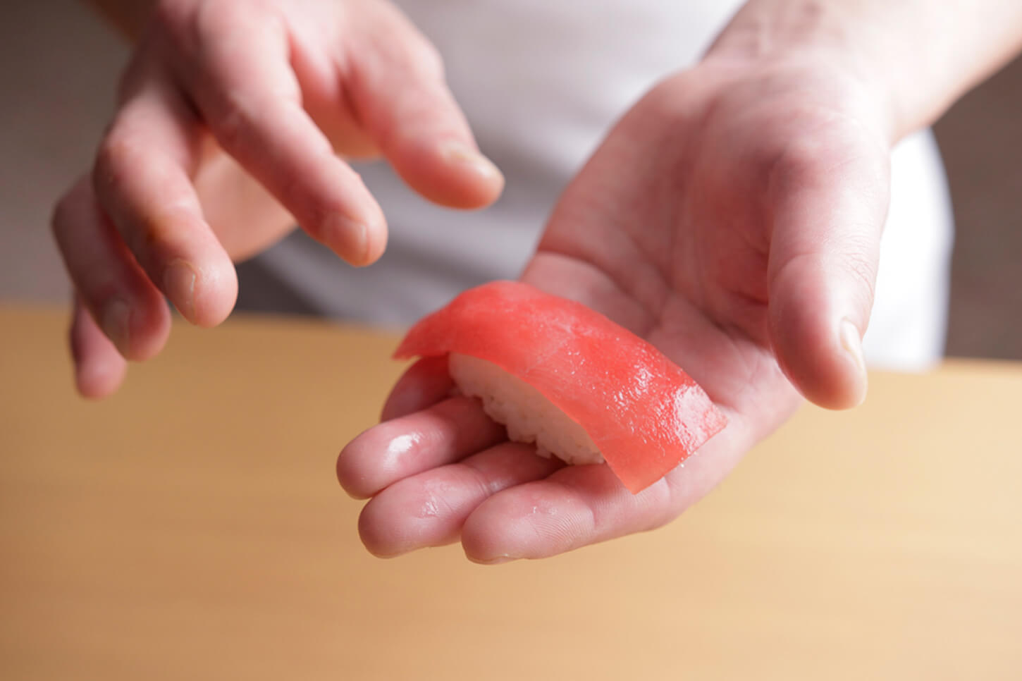 職人の手元とマグロの握り寿司