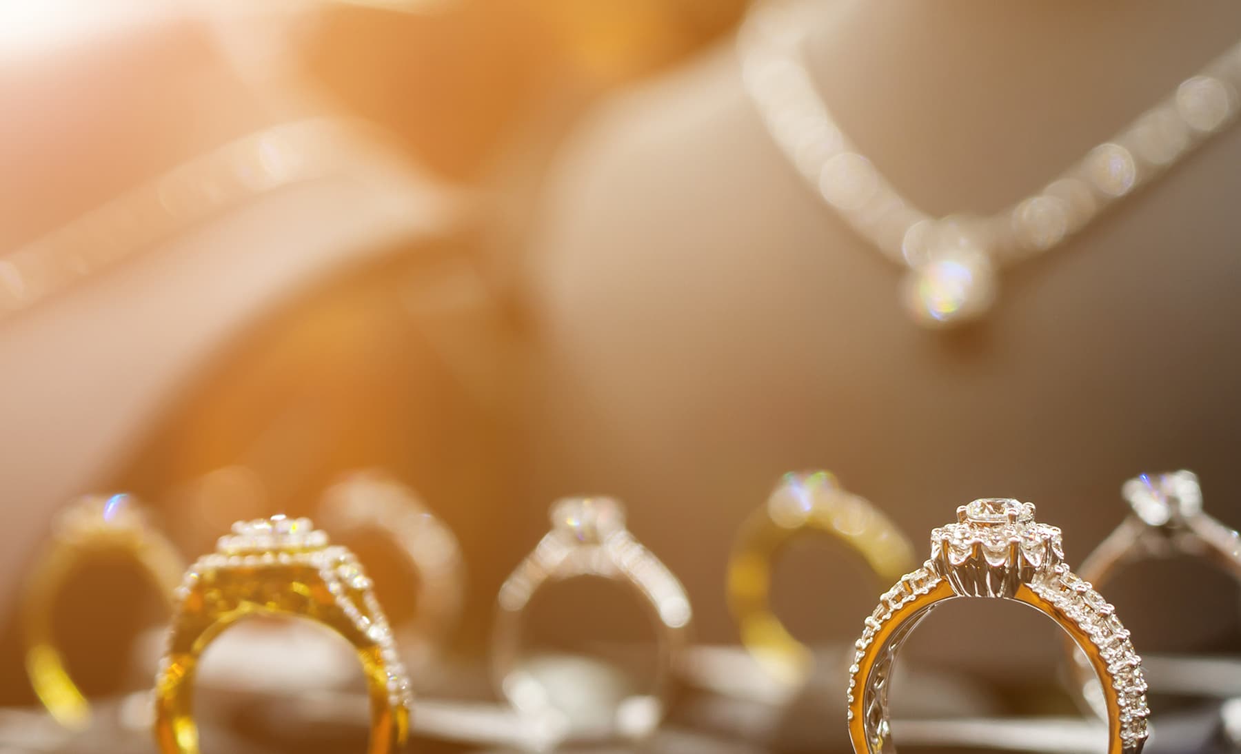 ダイヤモンドリングとジュエリーの展示。