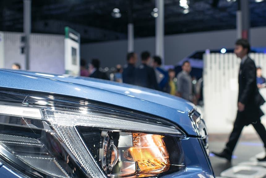 展示会・イベントでの自動車（車体とヘッドライト）のクローズアップ。