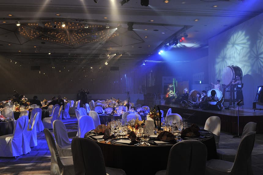 ホテル宴会場でのディナーイベント。ステージで和太鼓が演奏されている。