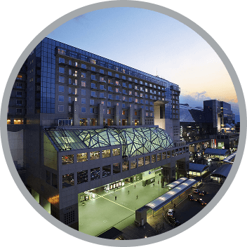 ライトアップされた京都駅ビルとホテル外観