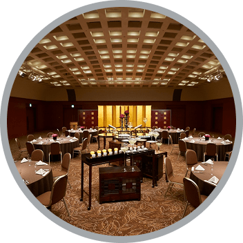 円卓が並べられた広々とした宴会場