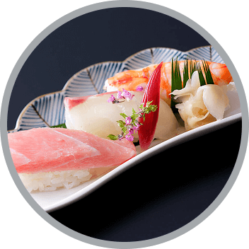 盛り合わせられた新鮮な握り寿司