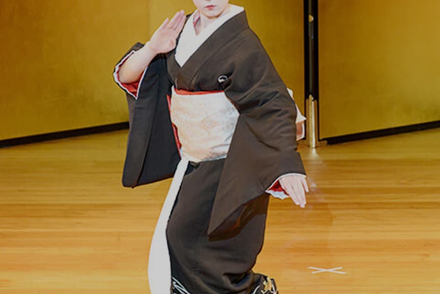 日本舞踊の演舞。和服を着た女性がポーズをとっている。