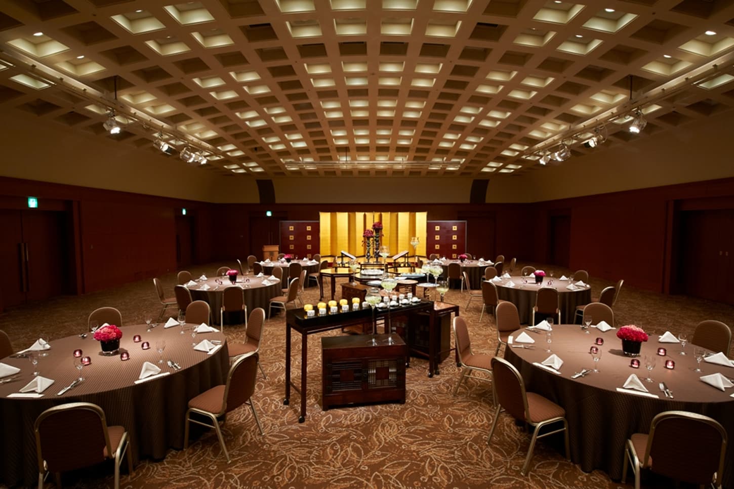 広々とした宴会場と円卓のセッティング