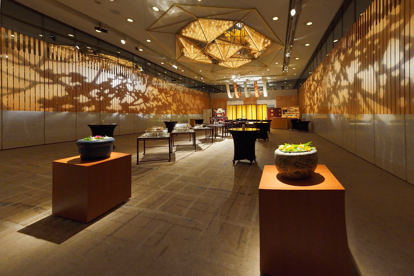 木目調の壁と温かい照明のレセプションスペース