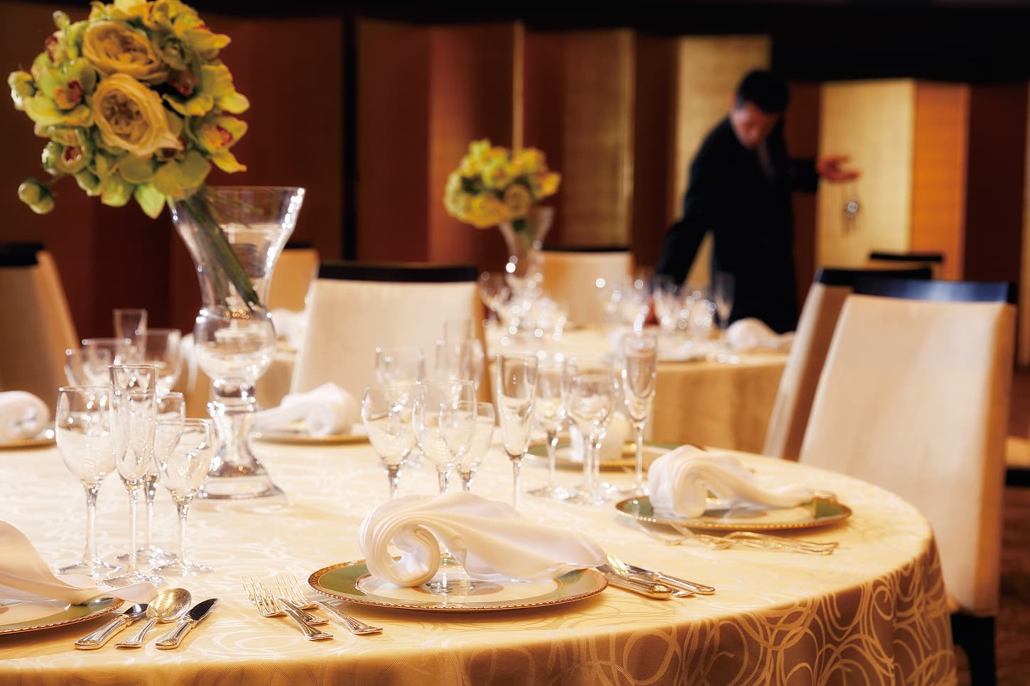 宴会場のテーブルセッティングと装花