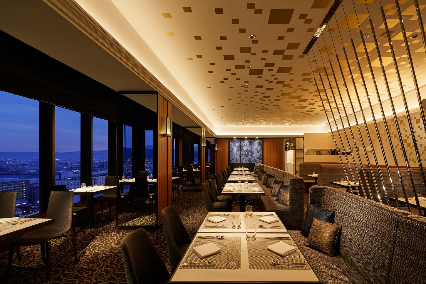 夜景を一望できる洗練されたレストランのダイニング席
