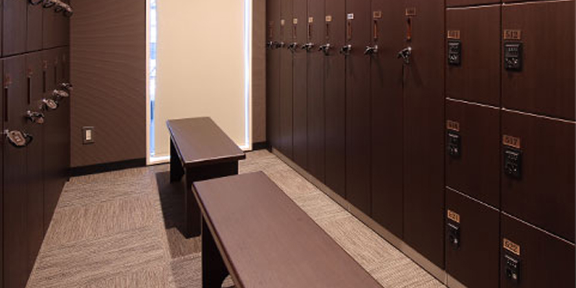 清潔で広々としたロッカールーム。多くのロッカーが整然と並び、鍵やダイヤル式の施錠で安全に荷物を保管できる。