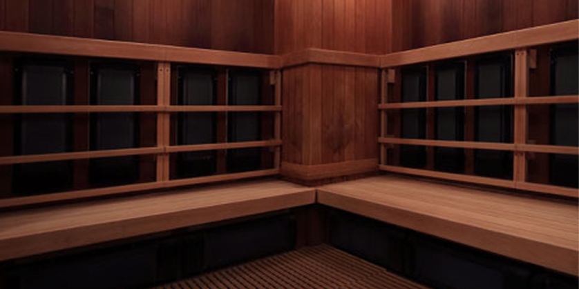 広々とした遠赤外線採暖室。段差のあるベンチが特徴的で、ゆったりとくつろぐことができる。