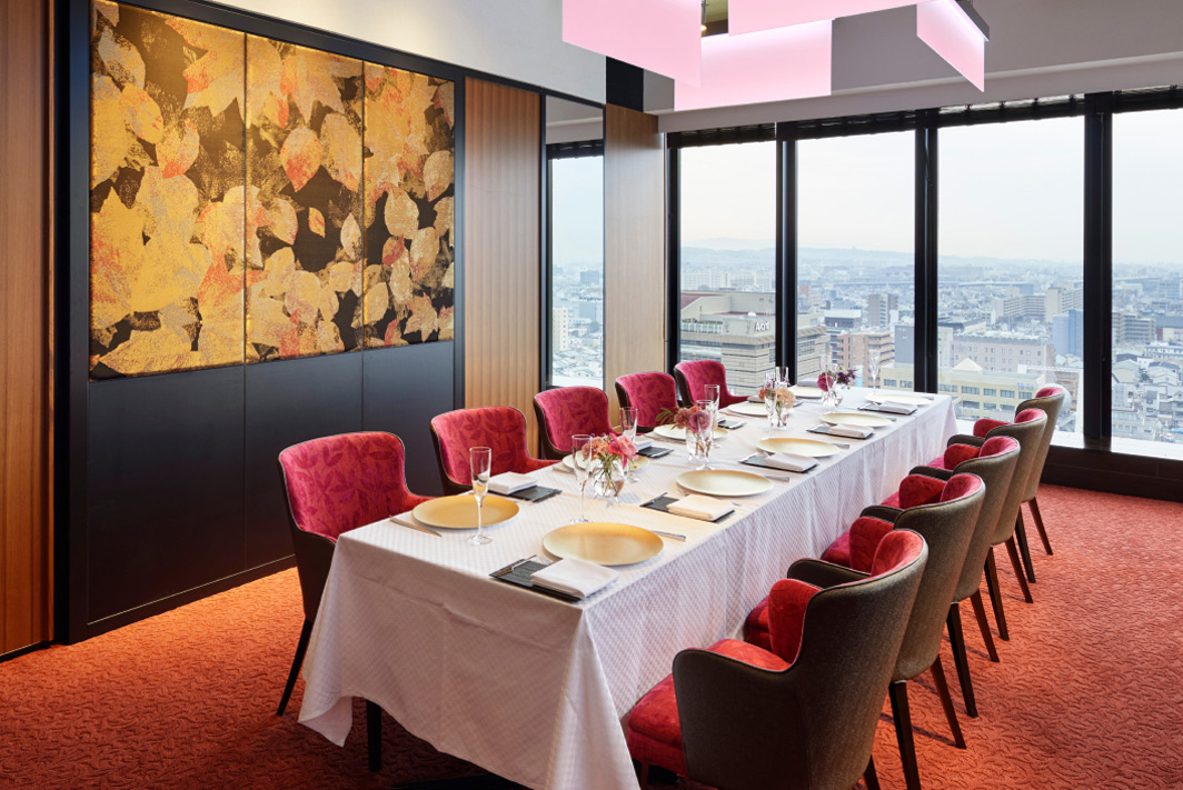 京都の街並みを望む大きな窓がある洋風個室のダイニングルーム