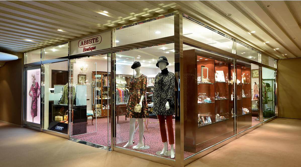 アパレルやアクセサリーが並ぶファッションブティックの外観