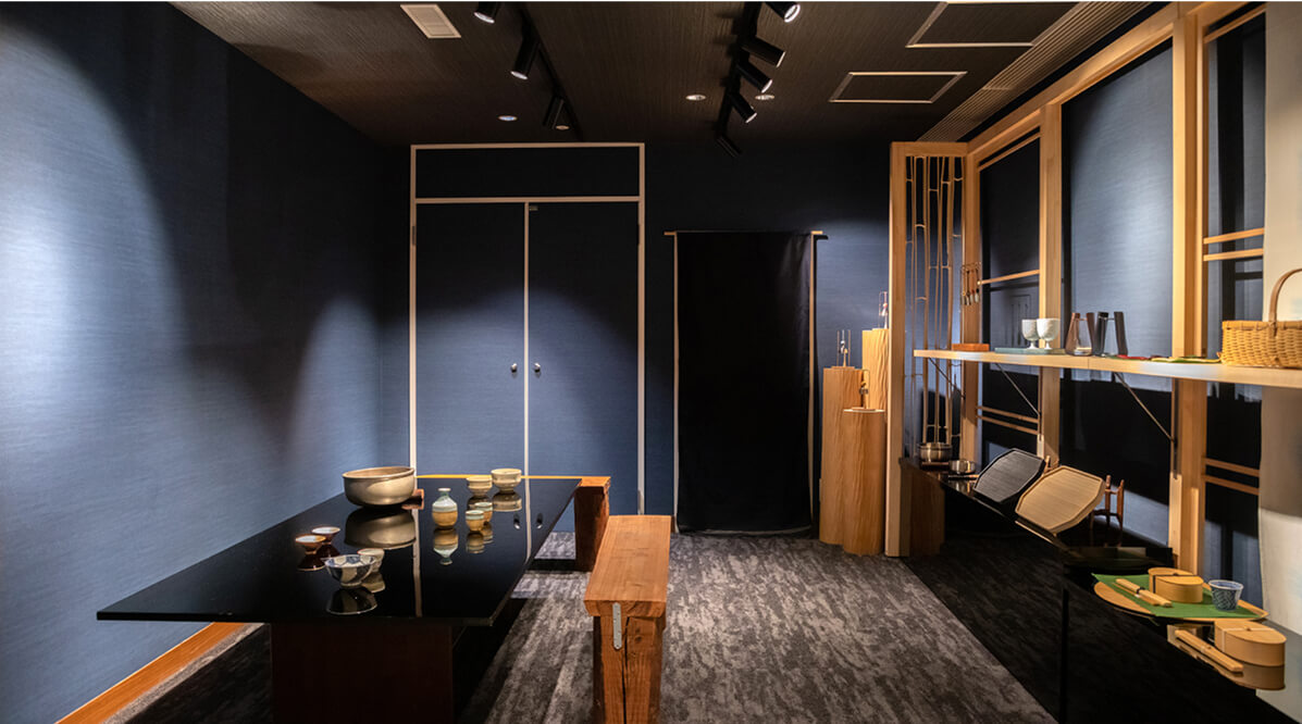 革製品やバッグがディスプレイされた高級ブティックの内装