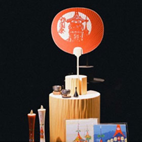 和柄の団扇や小物が飾られた日本の伝統工芸品ディスプレイ