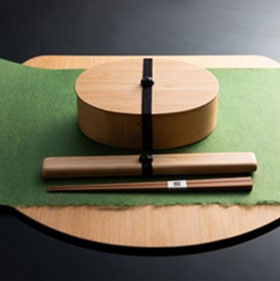 茶道具と巻物が並ぶ和のテーブルセッティング