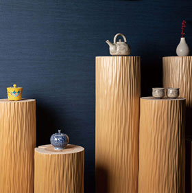 木製の台に飾られた陶器や茶器などの伝統工芸品