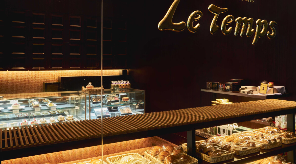 ケーキやデザートが美しく陳列されたパティスリー「Le Temps（ル・タン）」のショーケース