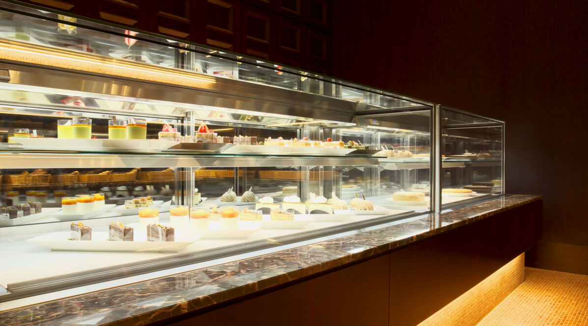高級感のあるケーキや焼き菓子が並ぶガラスケース