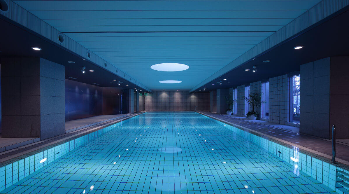 青くライトアップされた屋内プール