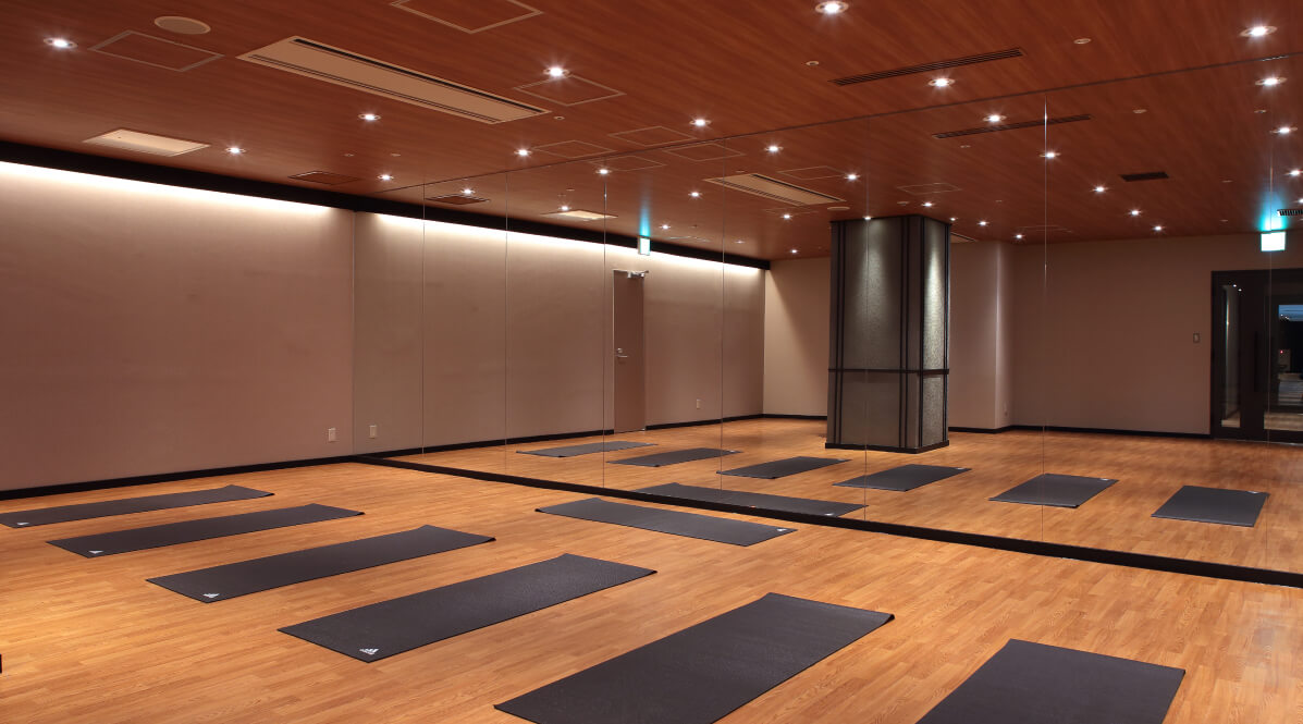 ヨガマットが並ぶストレッチまたはフィットネススタジオ