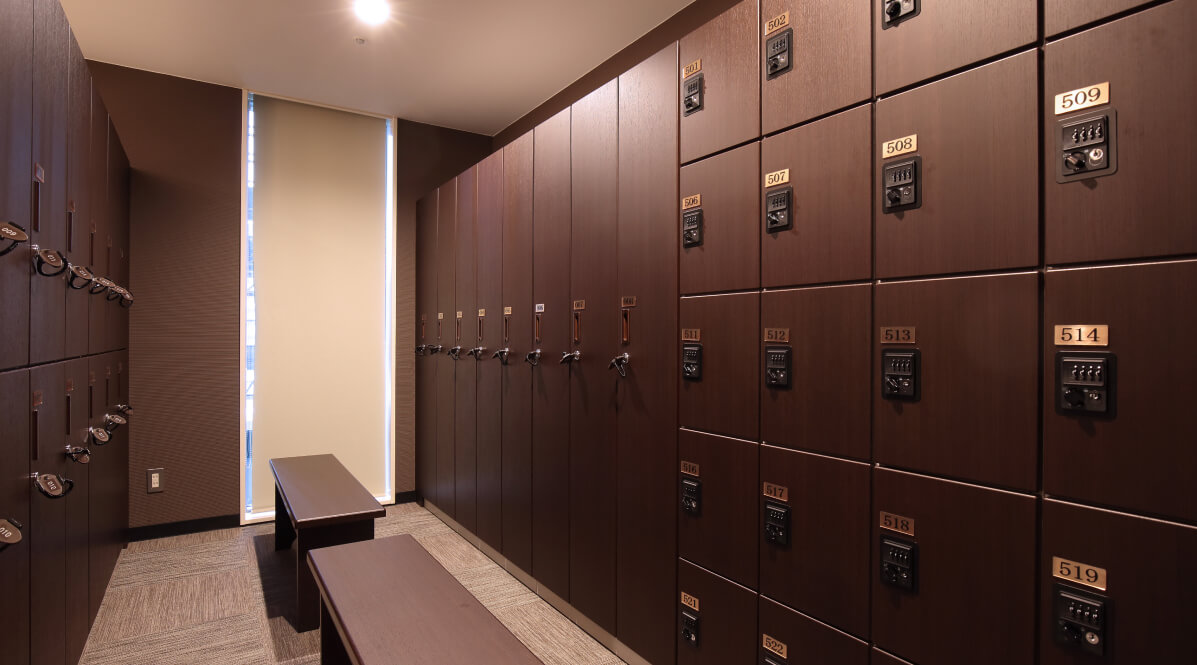 ダークブラウンのロッカーが整然と並ぶ更衣室