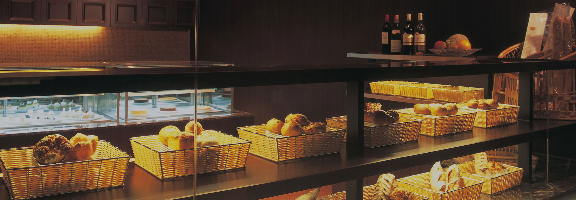 焼きたてパンやスイーツが並ぶホテルのベーカリーカウンター