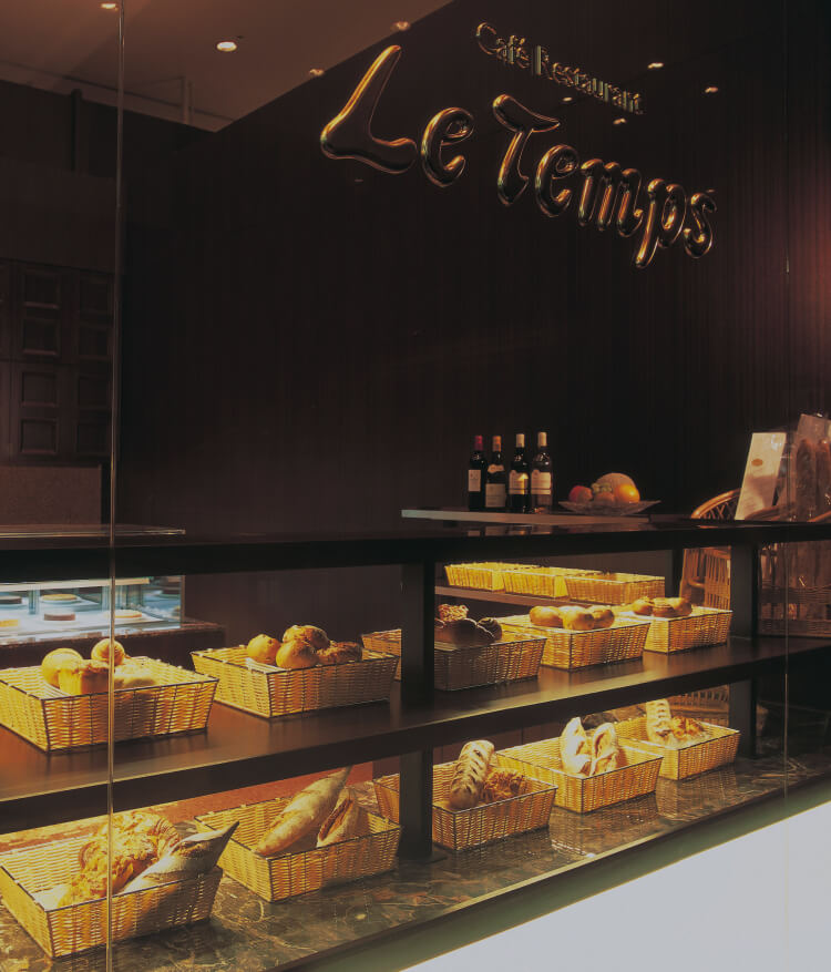 焼きたてパンやスイーツが並ぶホテルのベーカリーカウンター