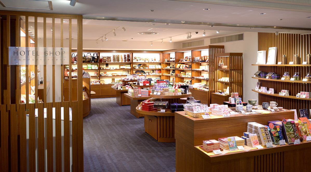 和雑貨や土産物が並ぶホテル内のショップエリア