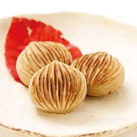 和風の焼き菓子「栗きんとん」が盛り付けられた和皿