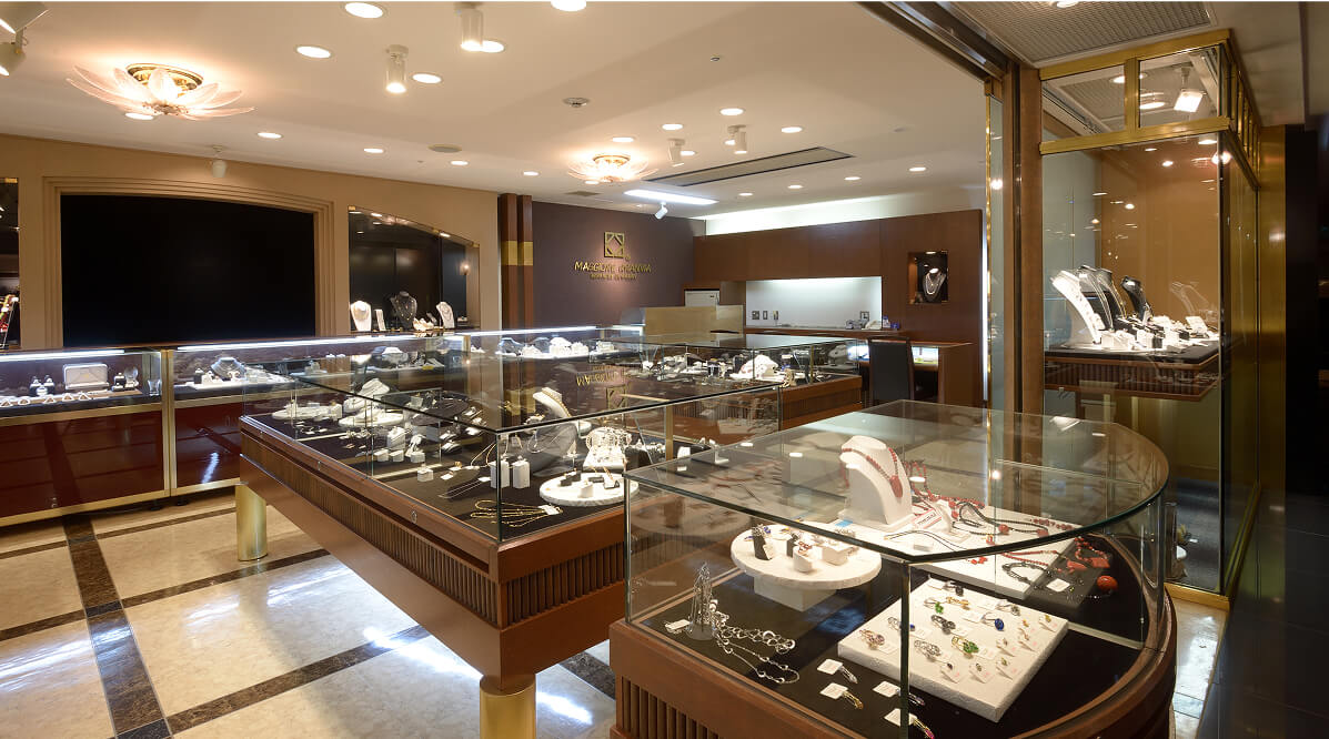 高級時計やジュエリーが展示された宝飾店のショーケース