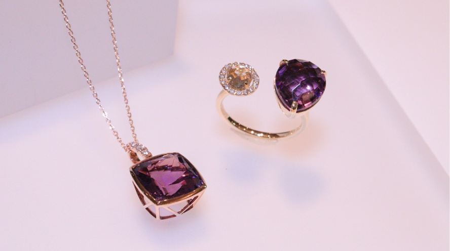 職人が織機で布地を織る作業風景