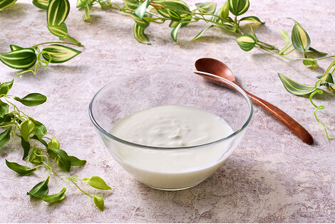 ガラス容器に盛られたヨーグルト。