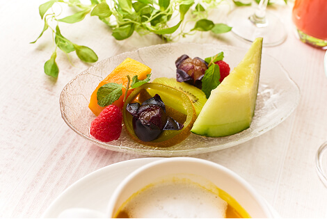 いちご、メロン、ぶどう、オレンジなどのフルーツ盛り合わせ。