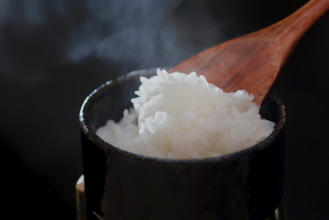 茶碗に盛られた白米、小皿に複数のお漬物、じゃこのおかずが並んでいる。