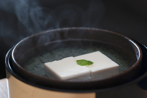 二切れにカットされた、熱々の湯豆腐。