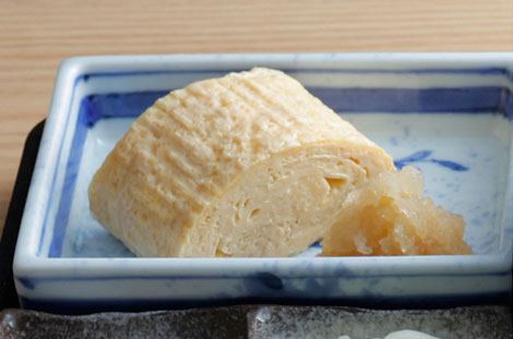 卵をふんだんに使用した卵焼きに、大根おろしが添えられている。