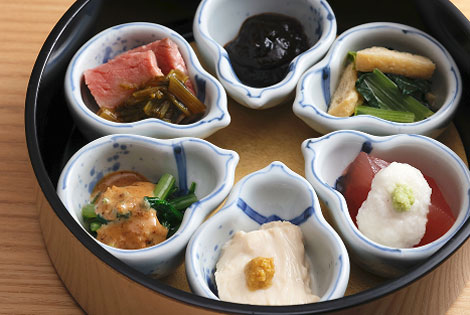 海鮮やお肉、野菜を使用した様々な小鉢のお料理。