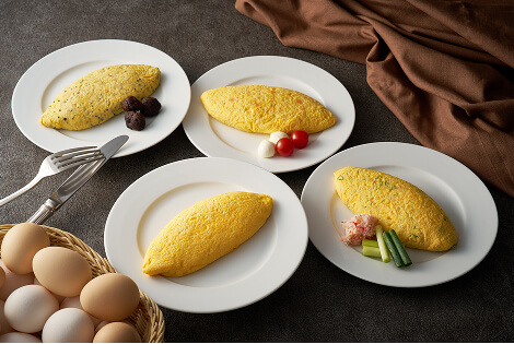 ふわふわのプレーンオムレツ、トリュフのオムレツ、野菜が入ったオムレツなどが並べられている。