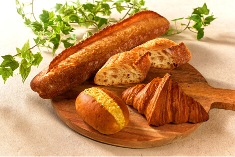 焼き立てのクロワッサンやバゲッドが並んでいる。