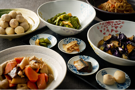 芋の煮物になすや人参など、様々な野菜を使った和食のおかず。