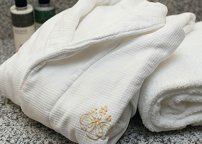 胸元にグランヴィアのロゴが付いている白色のバスローブ