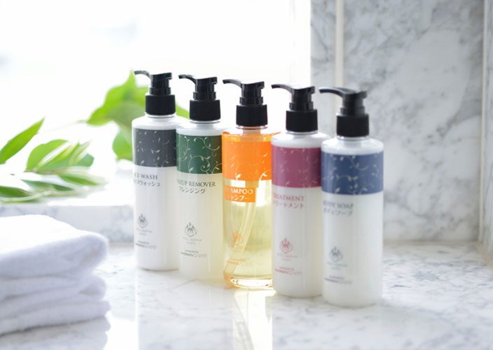 色とりどりのボトルタイプのスキンケア・ヘアケアアメニティ