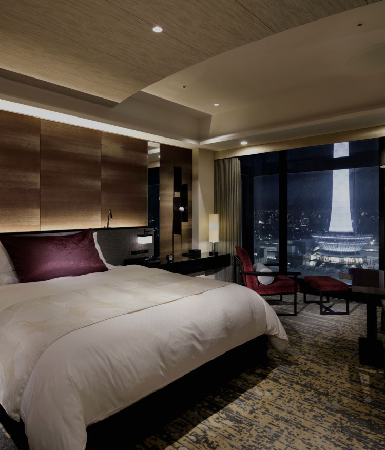 窓際にテーブルとソファがあるダブルベッドルーム、夜の雰囲気