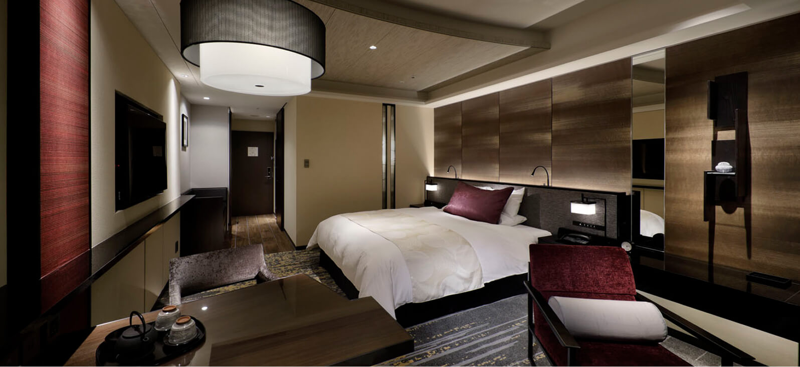 赤い椅子が印象的な、クラシックなデザインのベッドルーム